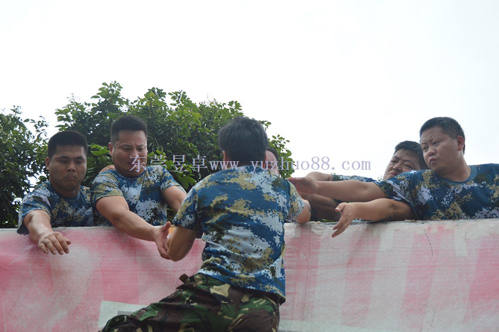 昱卓注塑模具員工翻越畢業墻